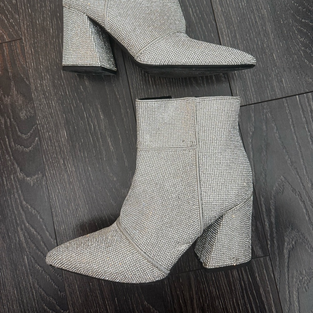 Sparkly Sz 9 block heel booty. Super comfy. Only worn once.